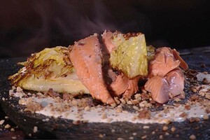 Op steen gegaarde forel, crunch van roggebrood en hazelnoten, geroosterde groene kool, yoghurt-rettichsaus