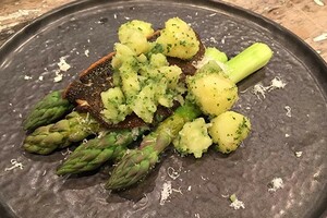 Scholfilet met groene asperges en parmezaan