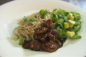 Yakitori met sobanoedels & Japanse salade met avocado en wasabidressing