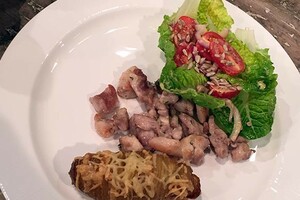 Gemarineerde kippendijen met hasselback aardappel