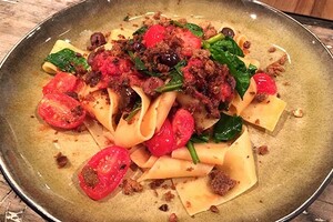 Pappardelle met knapperig broodkruim en spinazie