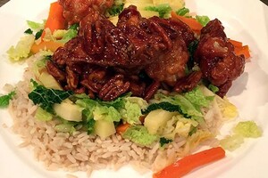 Kipkluifjes met karamelsaus