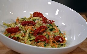 Wortel- en courgette-spaghetti met walnoten-peterseliepesto