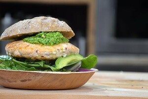 Zalmburgers met spinaziepesto en avocado