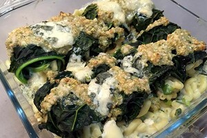 Palmkoolpakketjes met macaroni en blauwe kaas