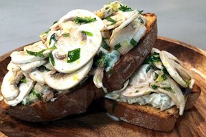 Zuurdesemtoast met gemarineerde champignons
