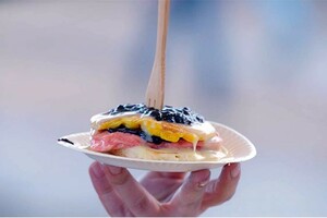 American paaspancakes met witte chocoladeganache en rood fruitcompote