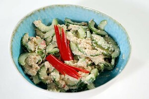 Komkommersalade met kanarie à la Mama Dapur