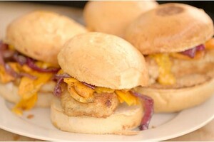 Visburgers met rode uicompote en Joppiesaus