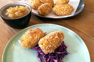 Aardappelkroketjes met koolsla