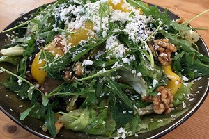 Gegrilde salade met feta en saliedressing