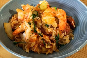 Tomatenrijst met chorizo en garnalen