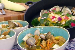Kokkelsoep met witbier en zomerse salade met oesters