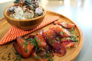 Gravad lax met aardappelsalade en pangrattato