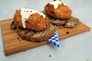 Homemade garnalenkroketten op brood