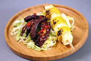 Sweet & spicy cowboy ribs met ananas-maïsspies
