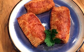 Indische saucijzenbroodjes