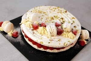 Pistache-macarontaart met frambozen en vanillemousse