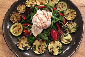 Burrata con zucchine fritte (Gebakken courgettes met burrata)