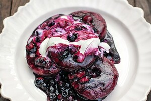 Ontbijtdonuts met honing, blauwe bessen en yoghurt