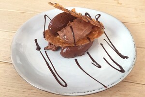 Bueno-mousse met hazelnootkletskoppen