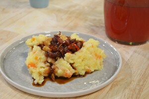 Pastinaakstamppot met dadel-appelstroopsaus