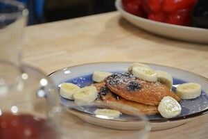 Gember-kokospannenkoeken met banaan en blauwe bessen
