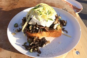 Briochetoast met paddenstoelen, geitenkaas en courgette