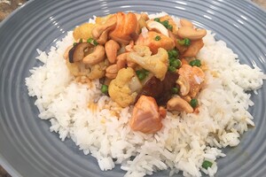Zalmcurrywok met shiitakes