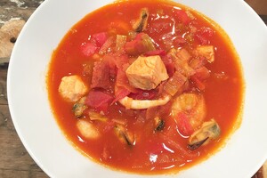 Spaanse vissoep met knoflookbrood