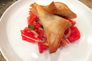 Spinazieflapjes met tomatensalade
