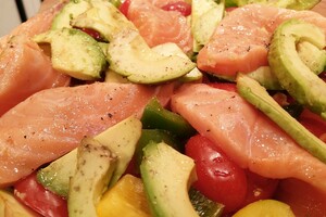 Pizzabrood met zalm en humus