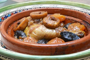 Kiptajine met gedroogd fruit (en gemarineerde komkommers)