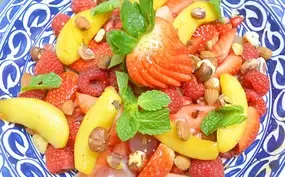 Gekarameliseerde saffraan-appels met fruitsalade