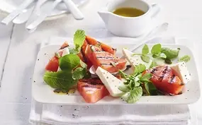 Gegrilde watermeloen salade met feta en waterkers