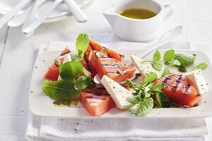 Gegrilde watermeloen salade met feta en waterkers