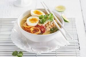 Pho (Vietnamese bouillon met kip)