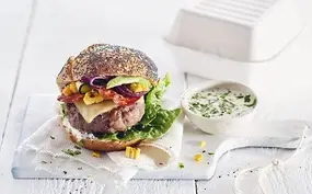 Zomerse hamburgers met avocado, chorizo en oude kaas