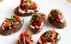 Aardbeien crostini met ricotta, balsamico en basilicum