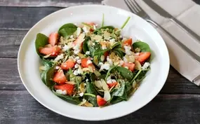 Salade met geitenkaas, spinazie, quinoa en aardbeien