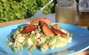 Blote-billetjes-in-het-gras aardappelsalade met worstjes