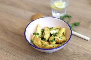 Gekookte aardappels met kruidenboter