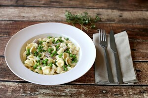 Pasta met haring en doperwtjes in roomsaus