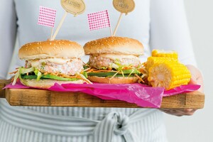 Roberta's roze burgers (zalmburgers met maïs)