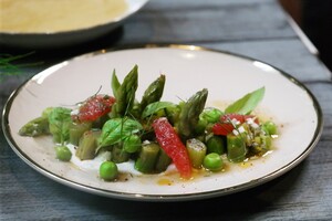 Salade met grapefruit, groene asperges en doperwten