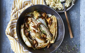 Hoisin witlofwok met shiitakes