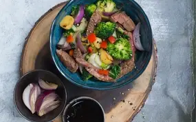 Pepersteakwok met krieltjes, groenten en zwartepepersaus