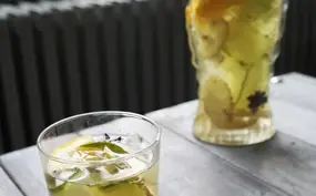 IJsthee van verveine met gember, komkommer en sinaasappel