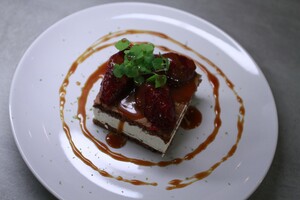 Specerijenparfait wafel met cranberries gezouten karamelsaus