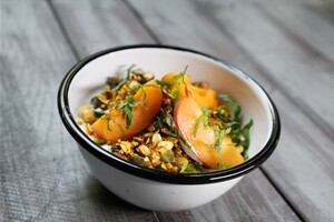 Fromage blanc met granola van abrikozenconfiture